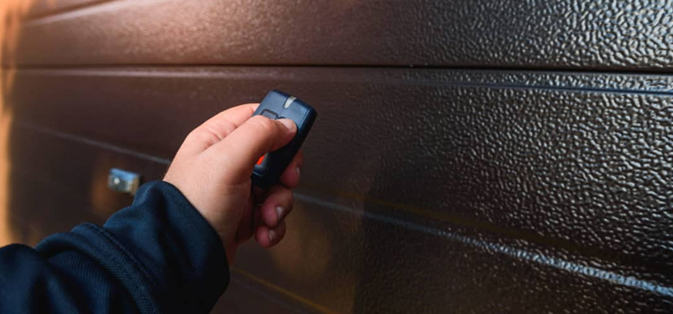 automatic door opener with remote control in Brahma Lodge